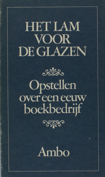 Stoep, D. van der. - Het lam voor de glazen. Opstellen over een eeuw boekbedrijf 1877-1977